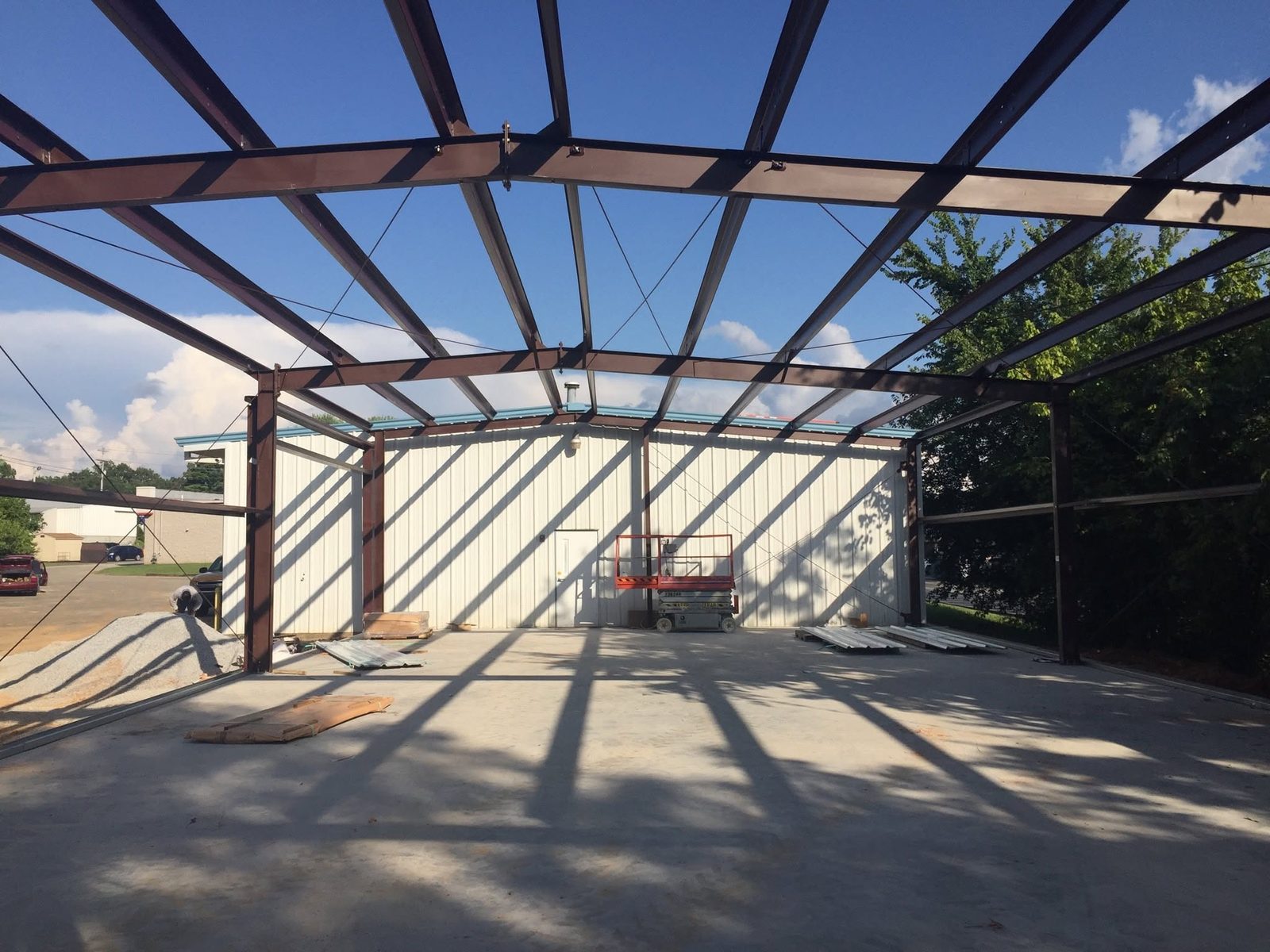 Clear-span open interior