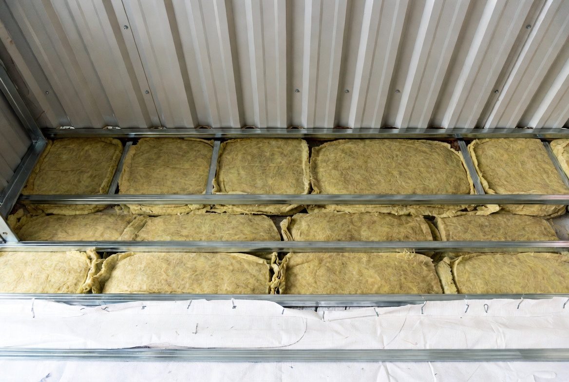 Unfaced insulation filling the purlin cavity