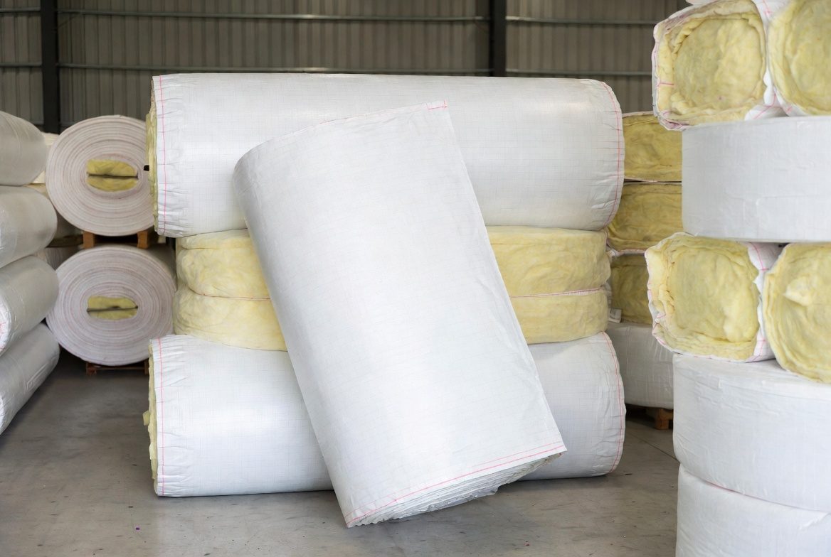 White-faced vinyl-reinforced fiberglass insulation rolls